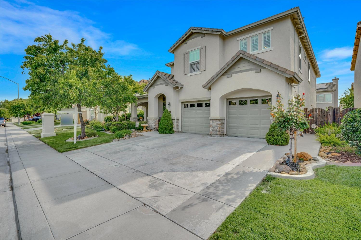 Detail Gallery Image 3 of 45 For 10924 Lakemore, Stockton,  CA 95219 - 5 Beds | 3 Baths