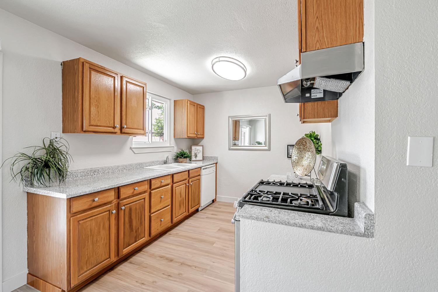 Detail Gallery Image 10 of 27 For 2253 Edison Ave, Sacramento,  CA 95821 - 3 Beds | 1 Baths
