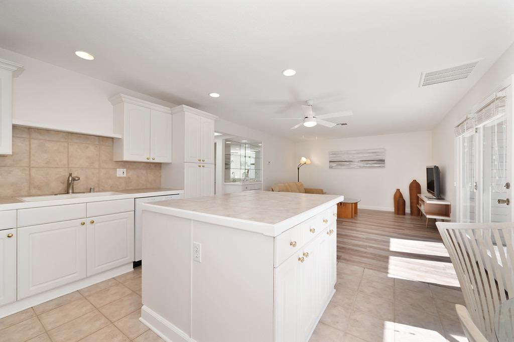 Photo #13: 225048218 Listing: Photo #13