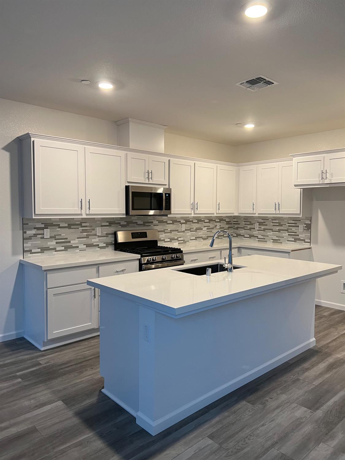 Detail Gallery Image 4 of 51 For 4375 Garonne Walk, Sacramento,  CA 95834 - 4 Beds | 3/1 Baths