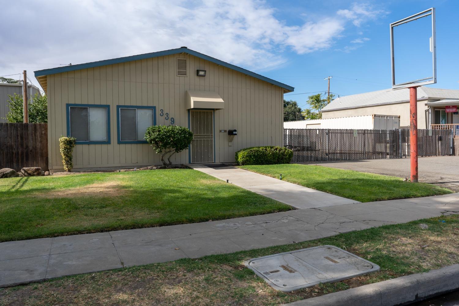 Detail Gallery Image 3 of 15 For 339 H St, Los Banos,  CA 93635 - – Beds | – Baths