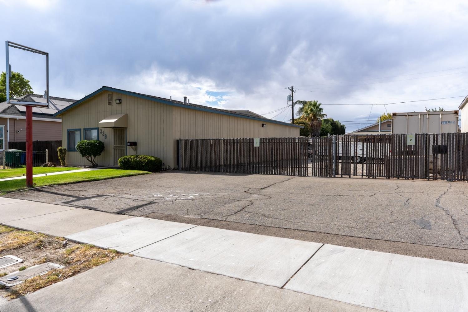 Detail Gallery Image 5 of 15 For 339 H St, Los Banos,  CA 93635 - – Beds | – Baths
