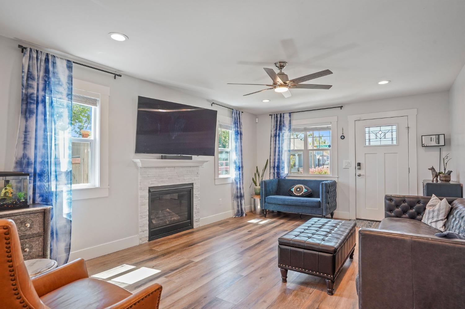 Detail Gallery Image 4 of 34 For 2741 Santa Clara Way, Sacramento,  CA 95817 - 4 Beds | 2/1 Baths