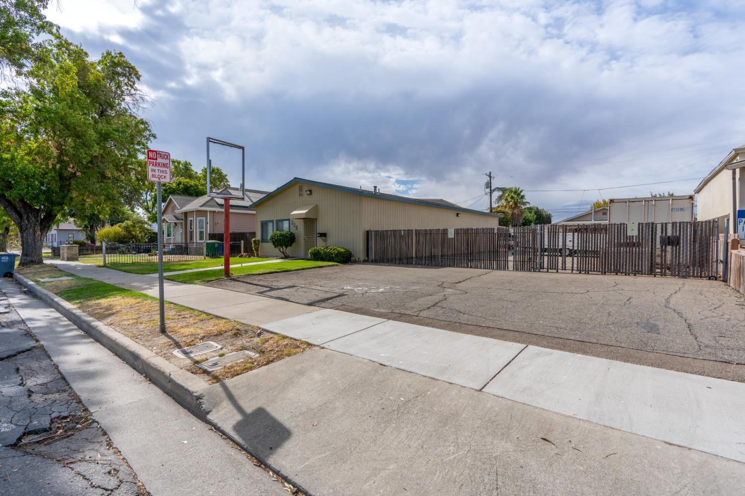 Detail Gallery Image 4 of 15 For 339 H St, Los Banos,  CA 93635 - – Beds | – Baths