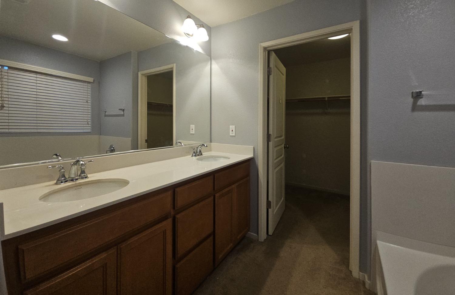 Detail Gallery Image 15 of 19 For 16754 Loganberry Way, Lathrop,  CA 95330 - 4 Beds | 3 Baths