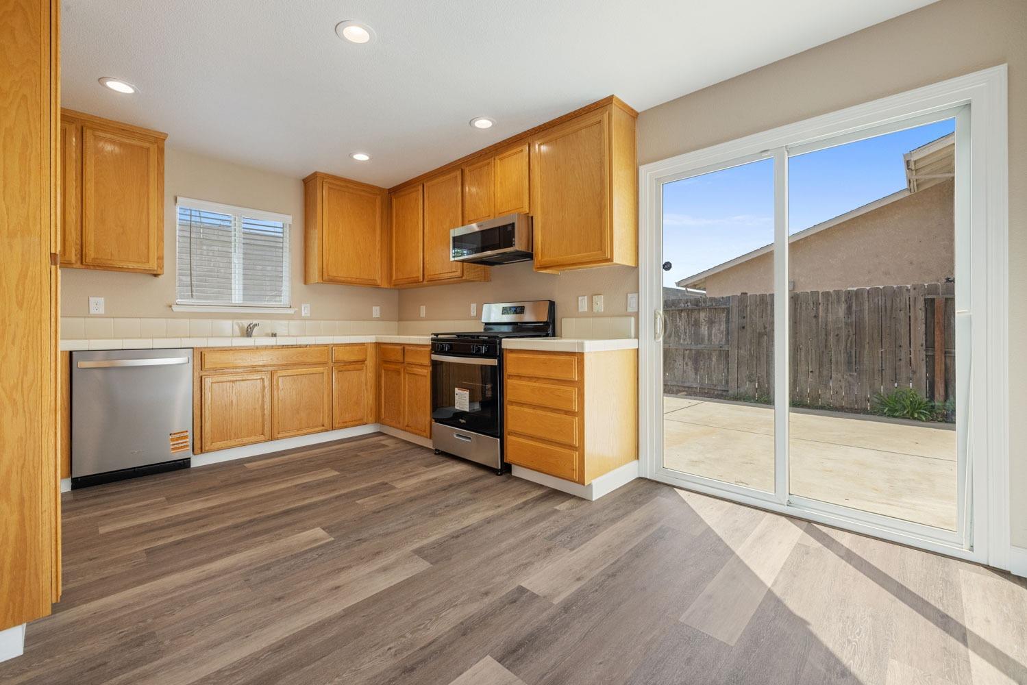 Detail Gallery Image 7 of 20 For 3956 Amelia Dr, Stockton,  CA 95204 - 3 Beds | 2 Baths