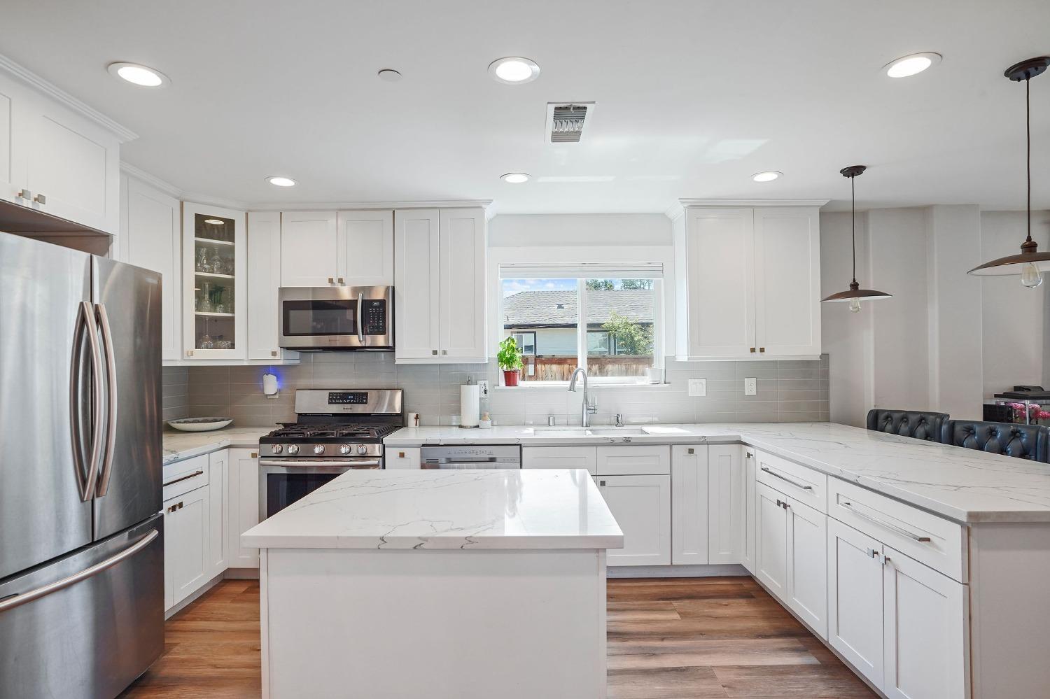 Detail Gallery Image 6 of 34 For 2741 Santa Clara Way, Sacramento,  CA 95817 - 4 Beds | 2/1 Baths
