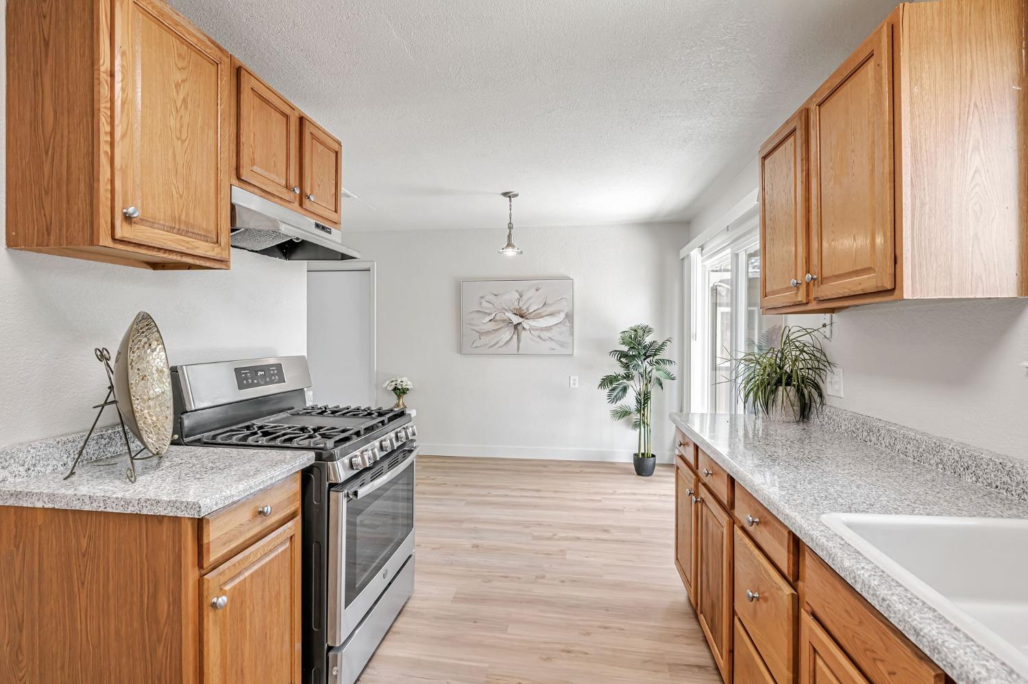 Detail Gallery Image 8 of 27 For 2253 Edison Ave, Sacramento,  CA 95821 - 3 Beds | 1 Baths