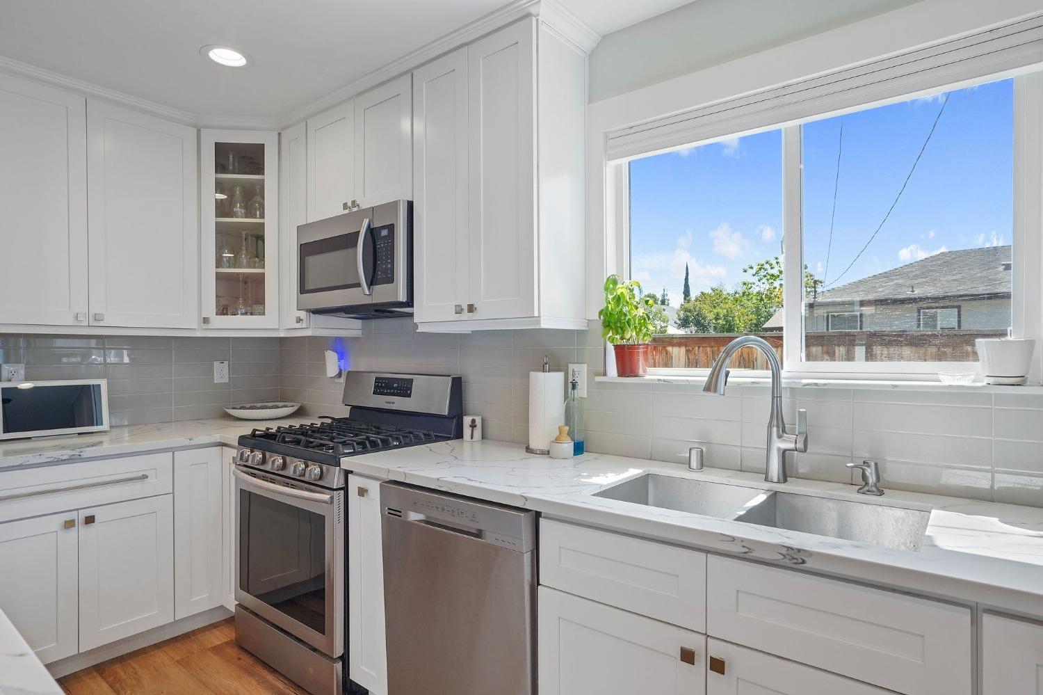 Detail Gallery Image 7 of 34 For 2741 Santa Clara Way, Sacramento,  CA 95817 - 4 Beds | 2/1 Baths