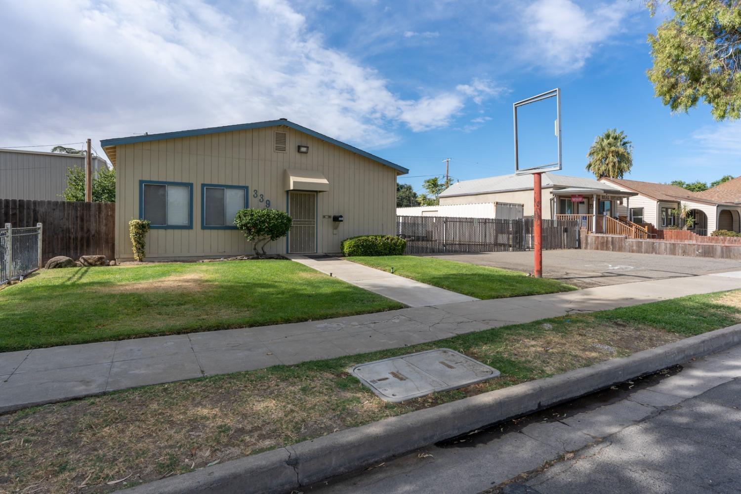 Detail Gallery Image 2 of 15 For 339 H St, Los Banos,  CA 93635 - – Beds | – Baths