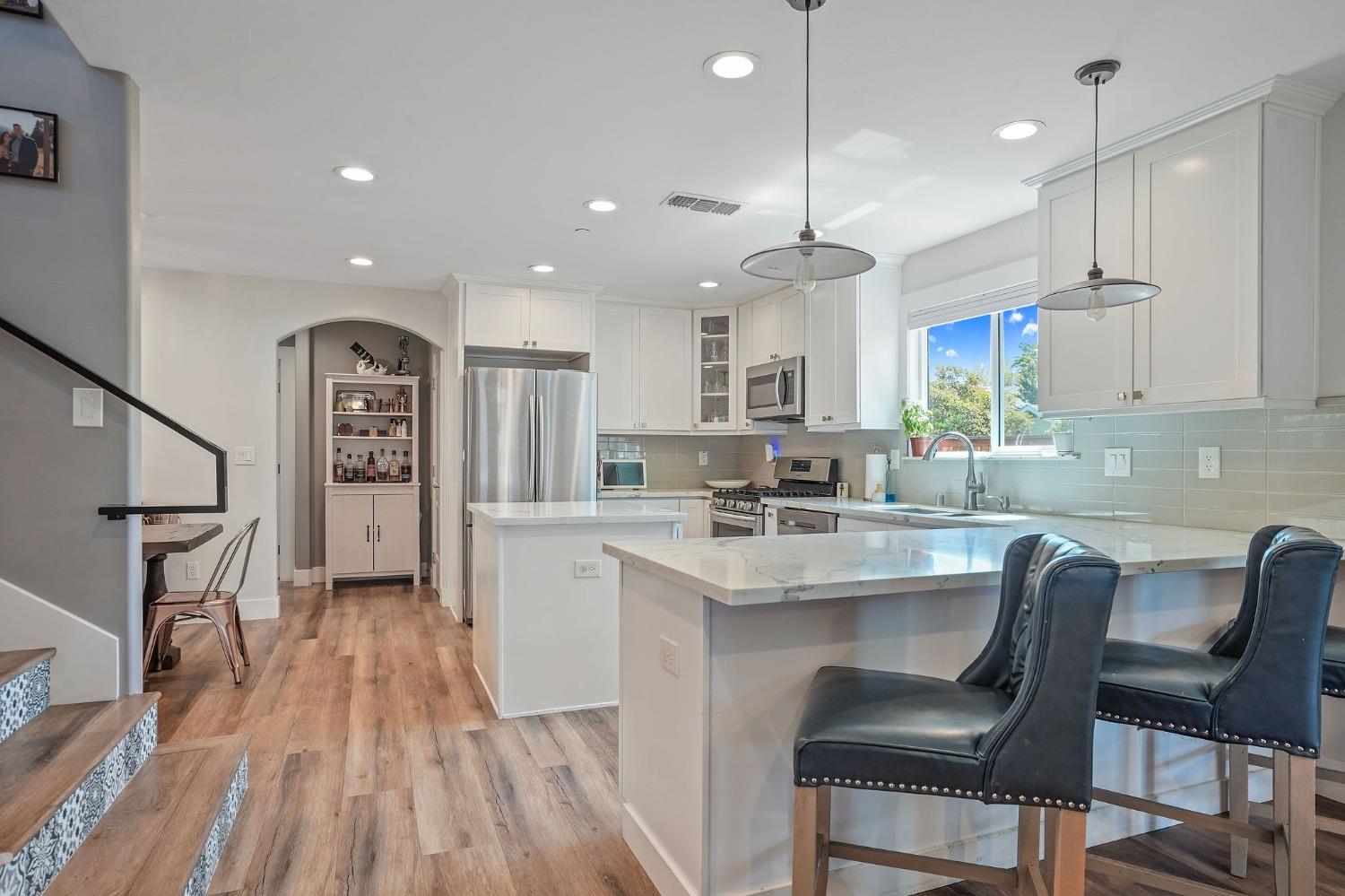 Detail Gallery Image 5 of 34 For 2741 Santa Clara Way, Sacramento,  CA 95817 - 4 Beds | 2/1 Baths