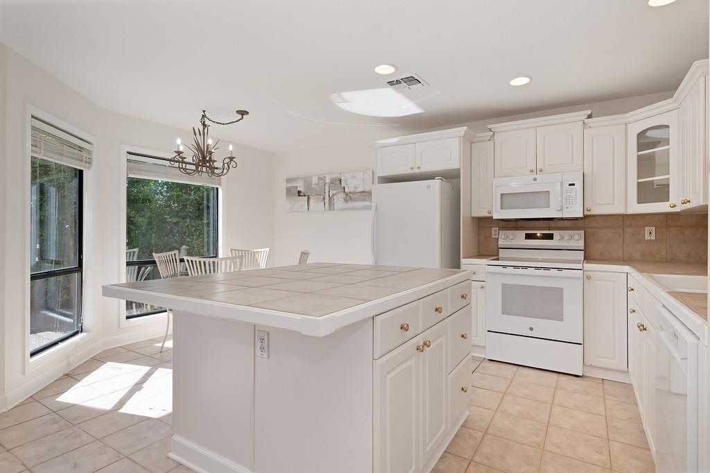 Photo #11: 225048218 Listing: Photo #11