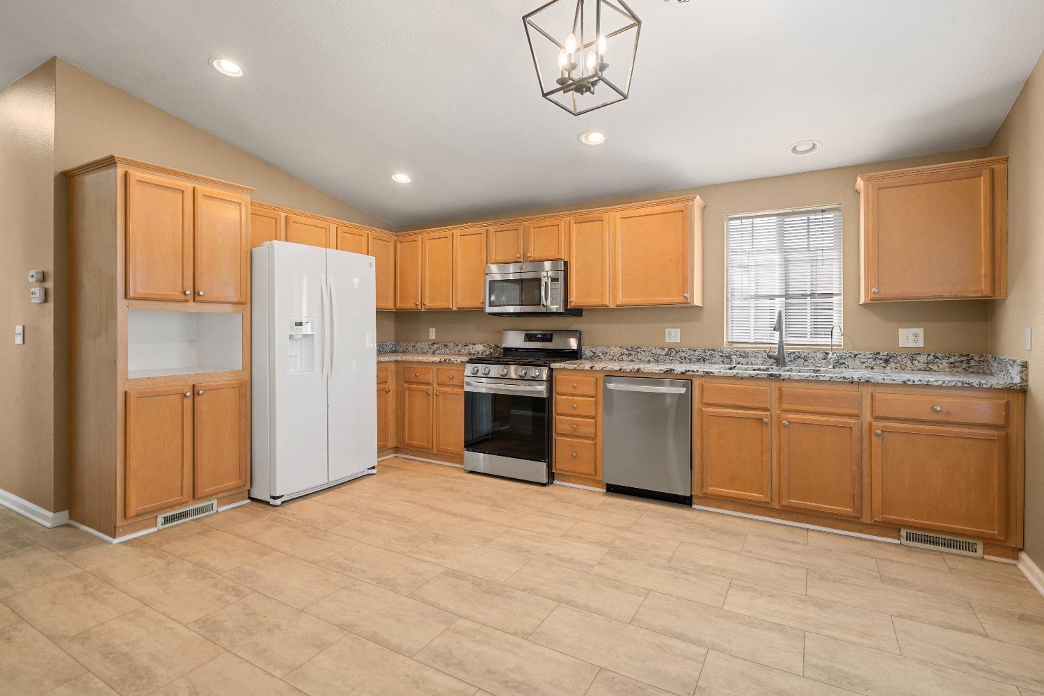 Detail Gallery Image 12 of 38 For 5100 N Highway 99 202, Stockton,  CA 95212 - 3 Beds | 2 Baths