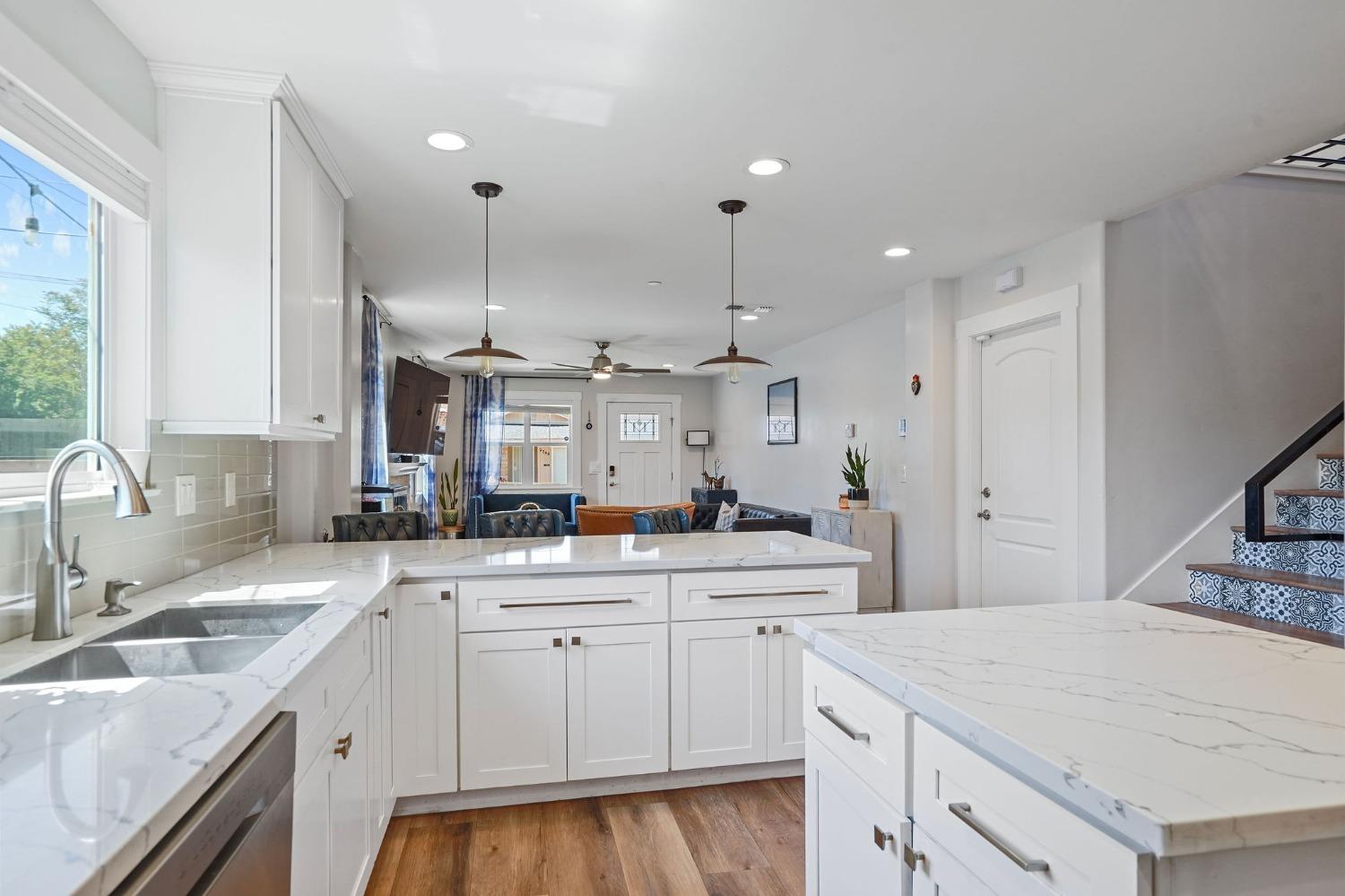 Detail Gallery Image 8 of 34 For 2741 Santa Clara Way, Sacramento,  CA 95817 - 4 Beds | 2/1 Baths