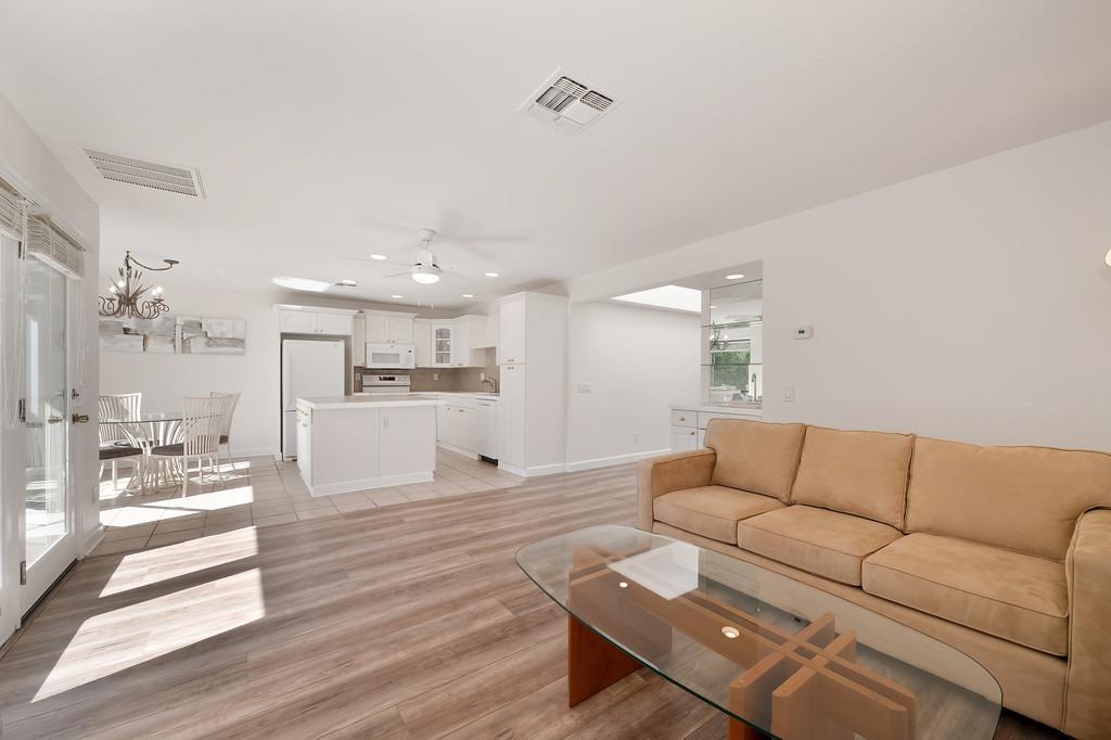 Photo #8: 225048218 Listing: Photo #8