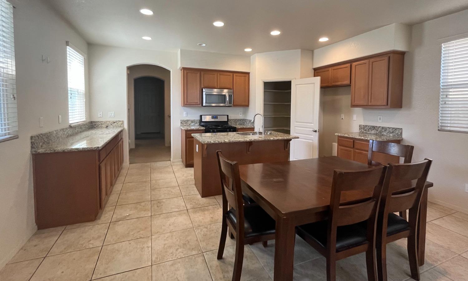 Detail Gallery Image 6 of 19 For 16754 Loganberry Way, Lathrop,  CA 95330 - 4 Beds | 3 Baths