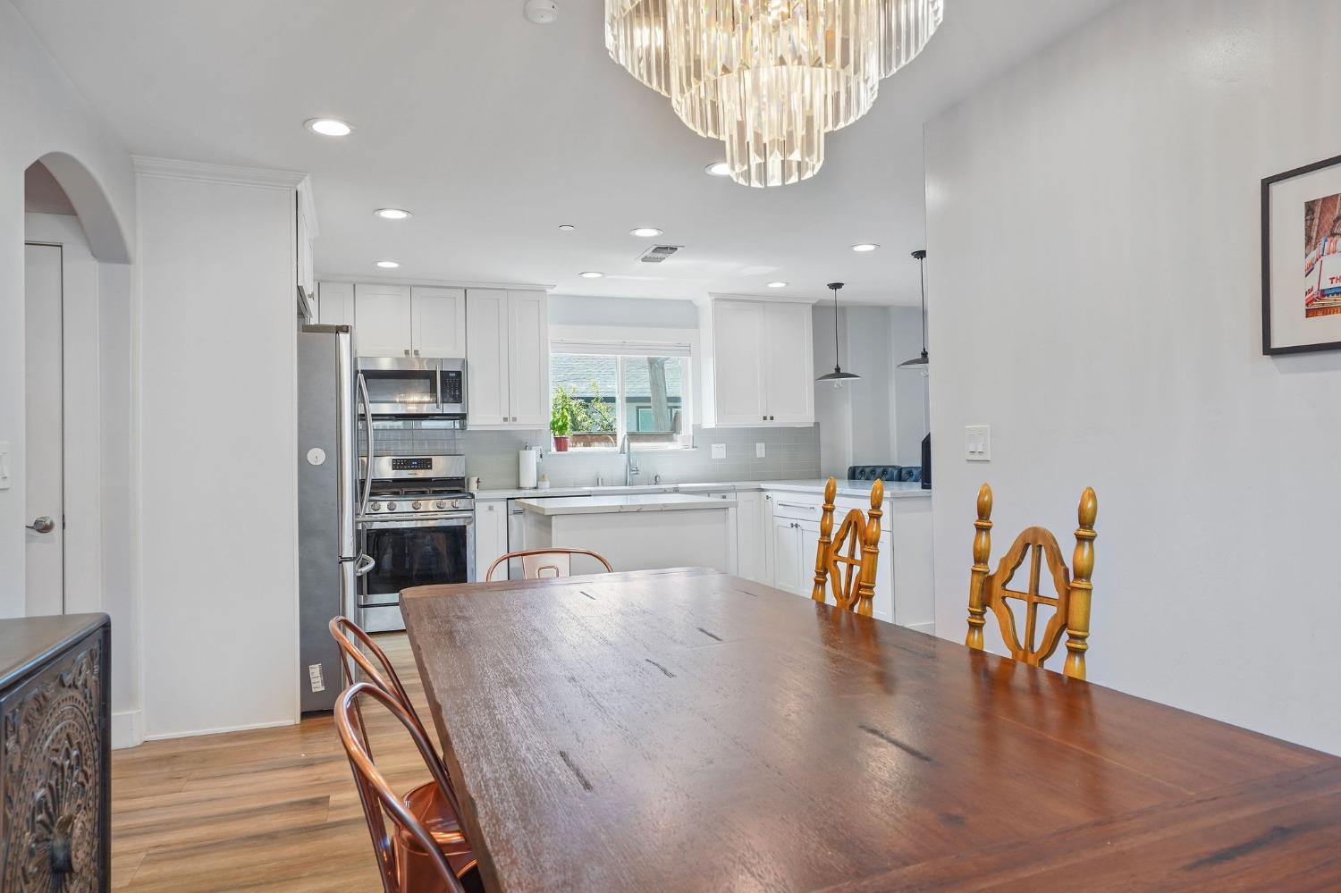 Detail Gallery Image 11 of 34 For 2741 Santa Clara Way, Sacramento,  CA 95817 - 4 Beds | 2/1 Baths