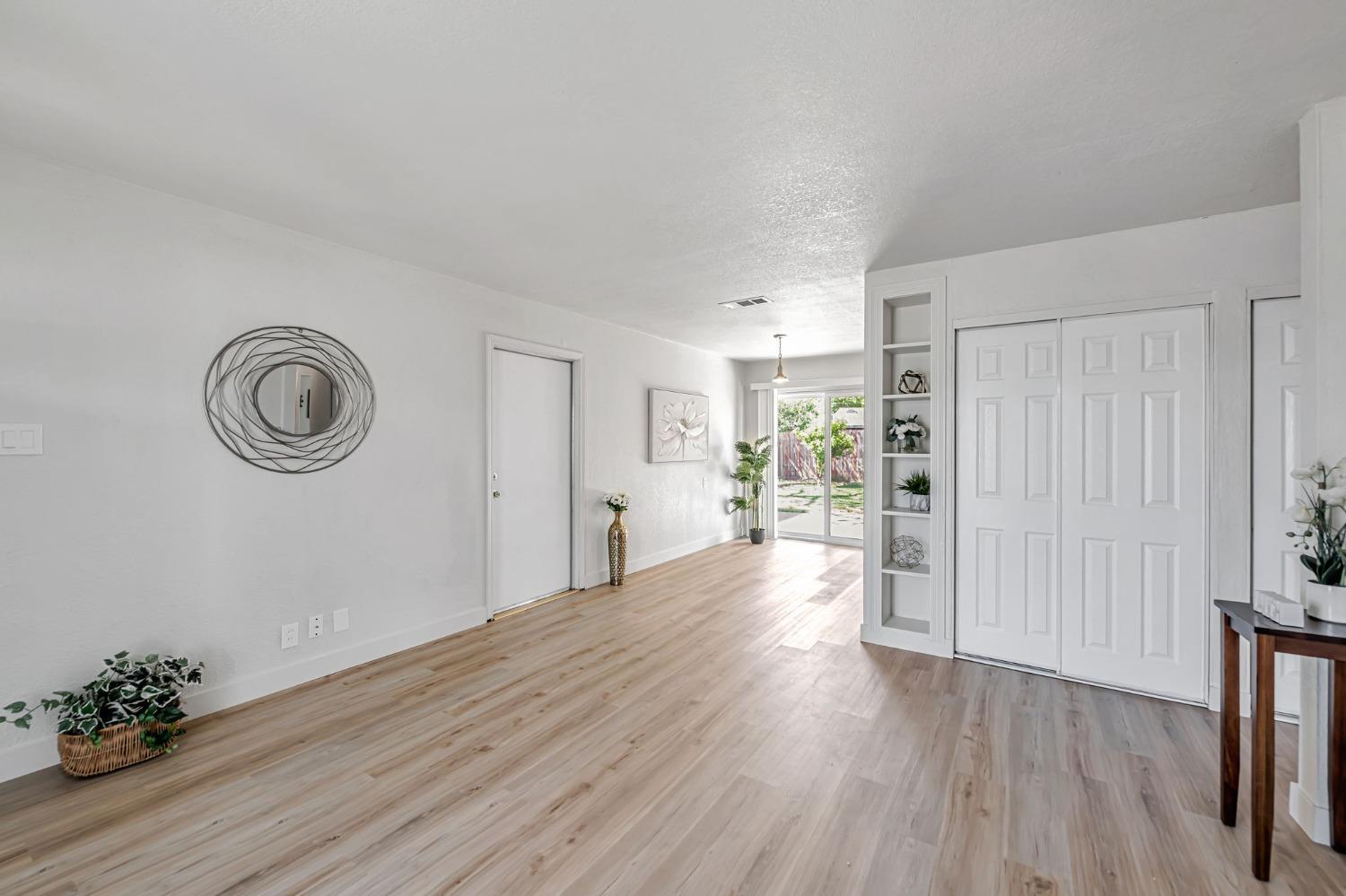 Detail Gallery Image 5 of 27 For 2253 Edison Ave, Sacramento,  CA 95821 - 3 Beds | 1 Baths