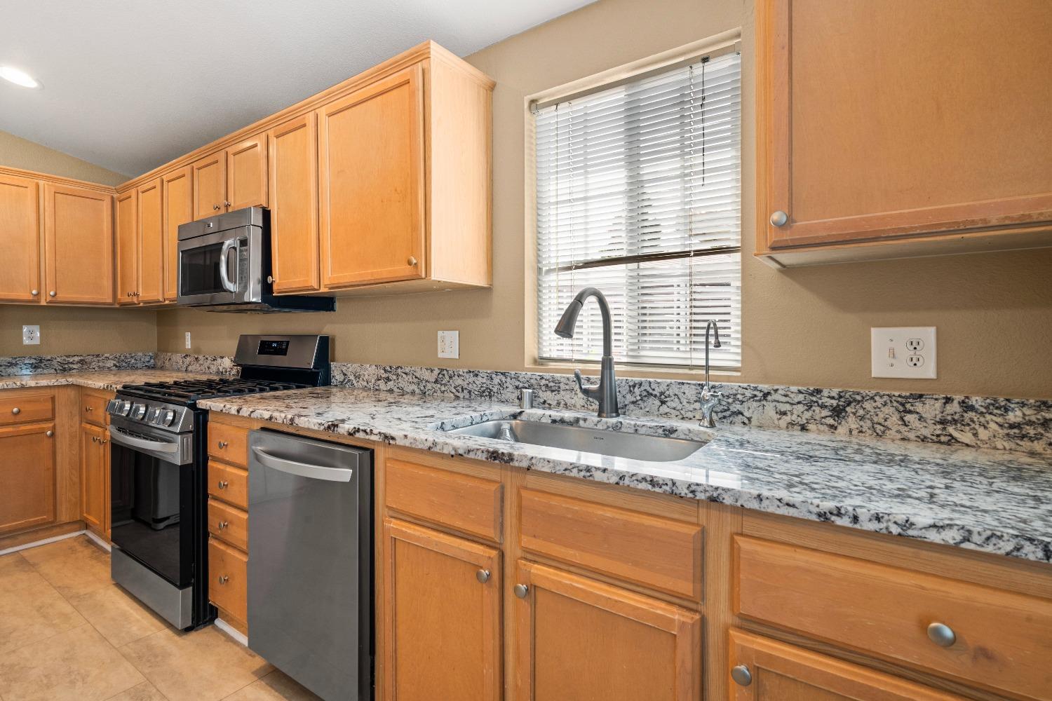 Detail Gallery Image 13 of 38 For 5100 N Highway 99 202, Stockton,  CA 95212 - 3 Beds | 2 Baths
