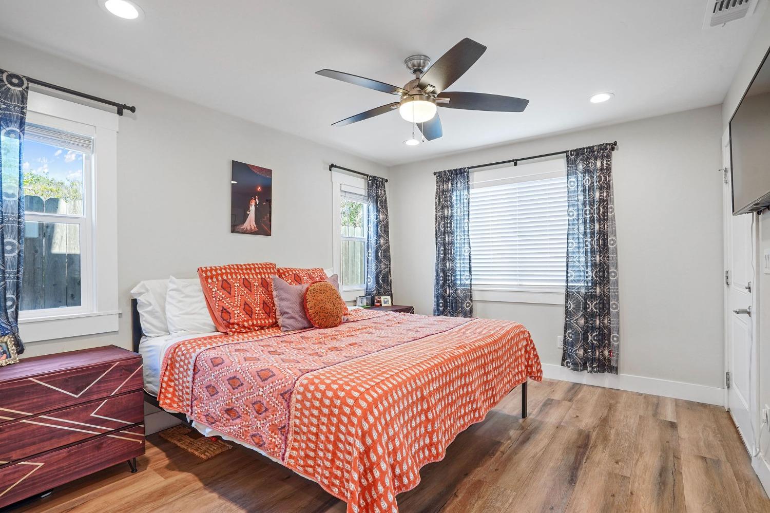 Detail Gallery Image 12 of 34 For 2741 Santa Clara Way, Sacramento,  CA 95817 - 4 Beds | 2/1 Baths