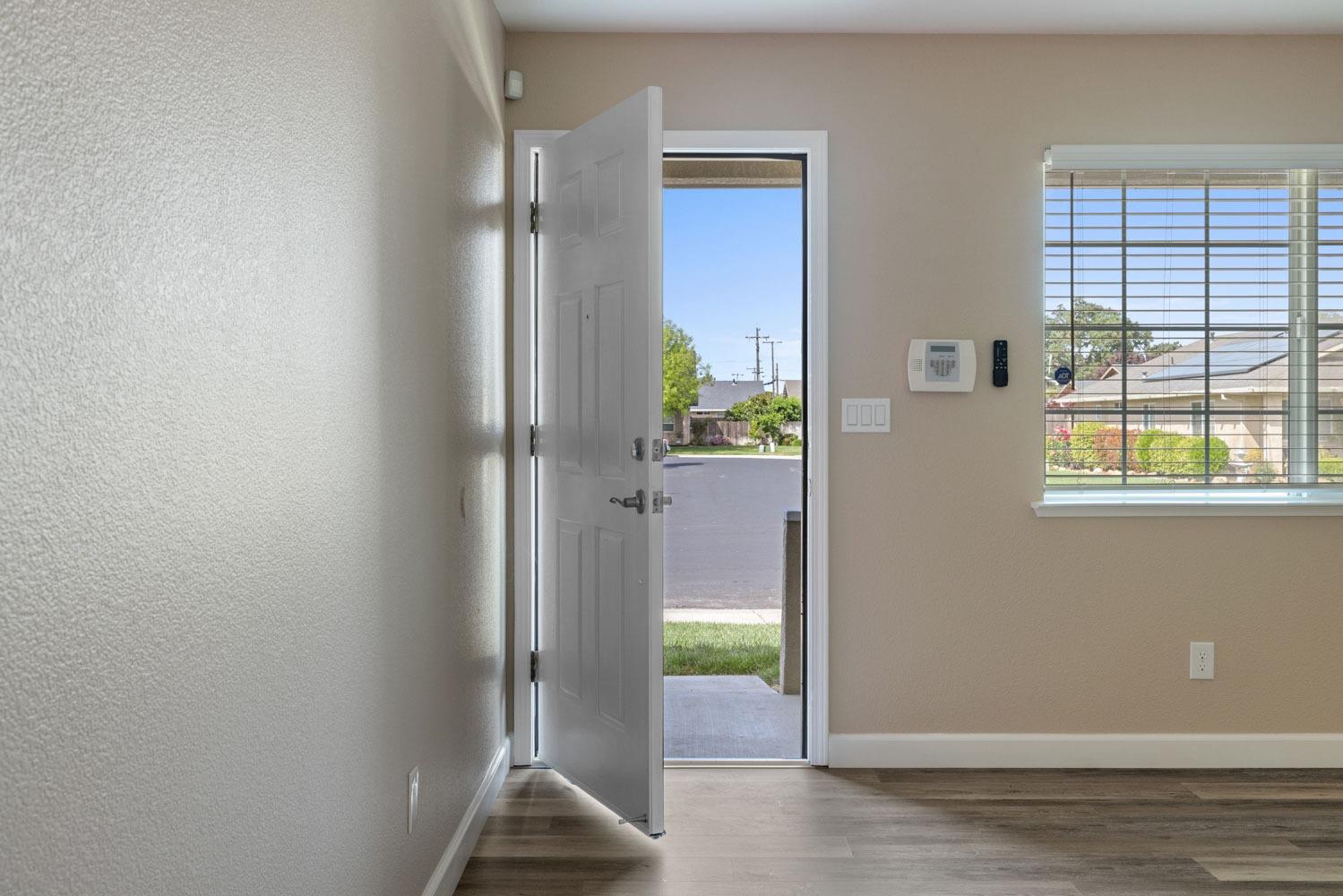 Detail Gallery Image 4 of 20 For 3956 Amelia Dr, Stockton,  CA 95204 - 3 Beds | 2 Baths
