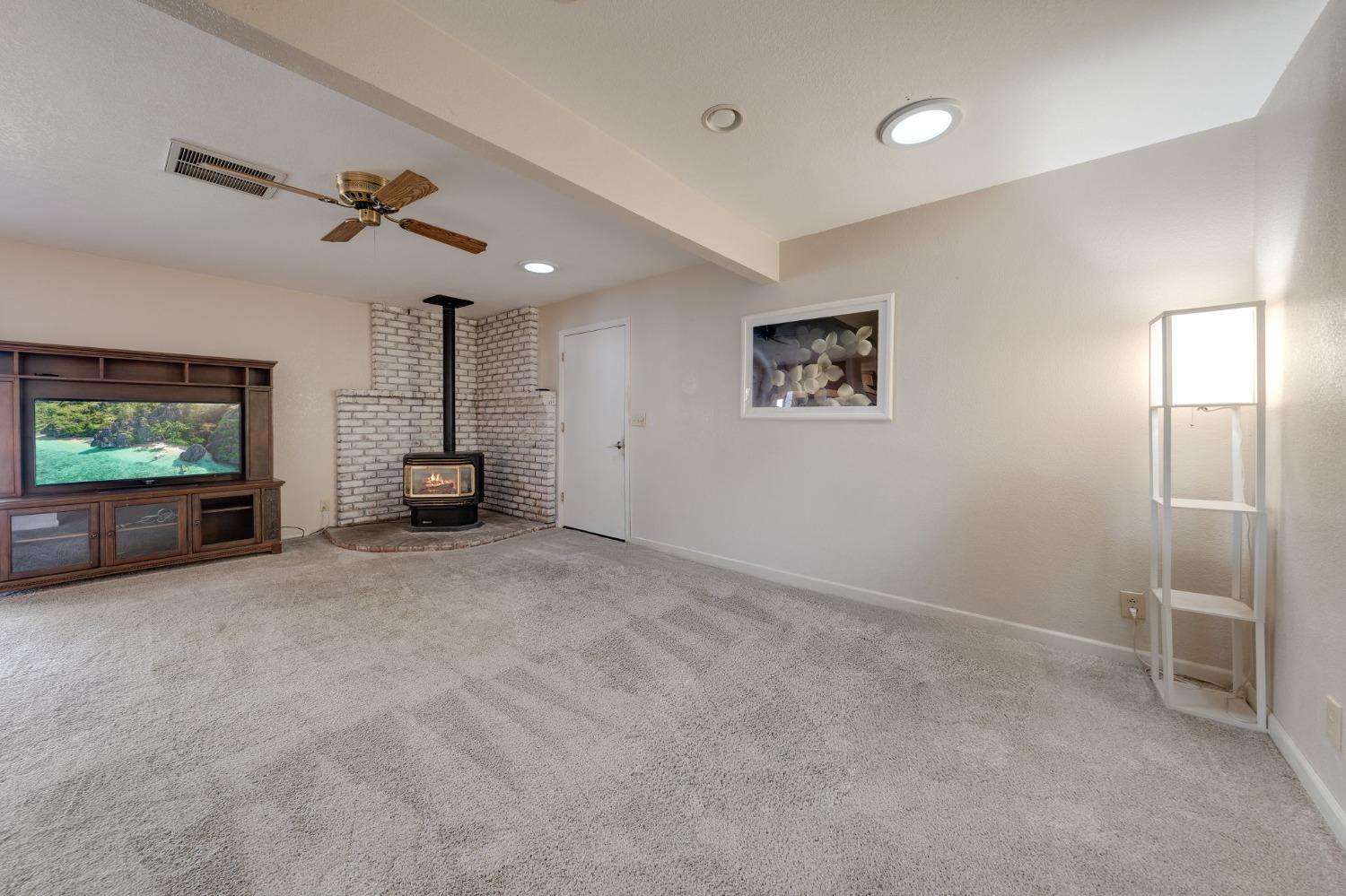 Detail Gallery Image 16 of 42 For 3181 Castlewood Cir, Pollock Pines,  CA 95726 - 4 Beds | 3 Baths