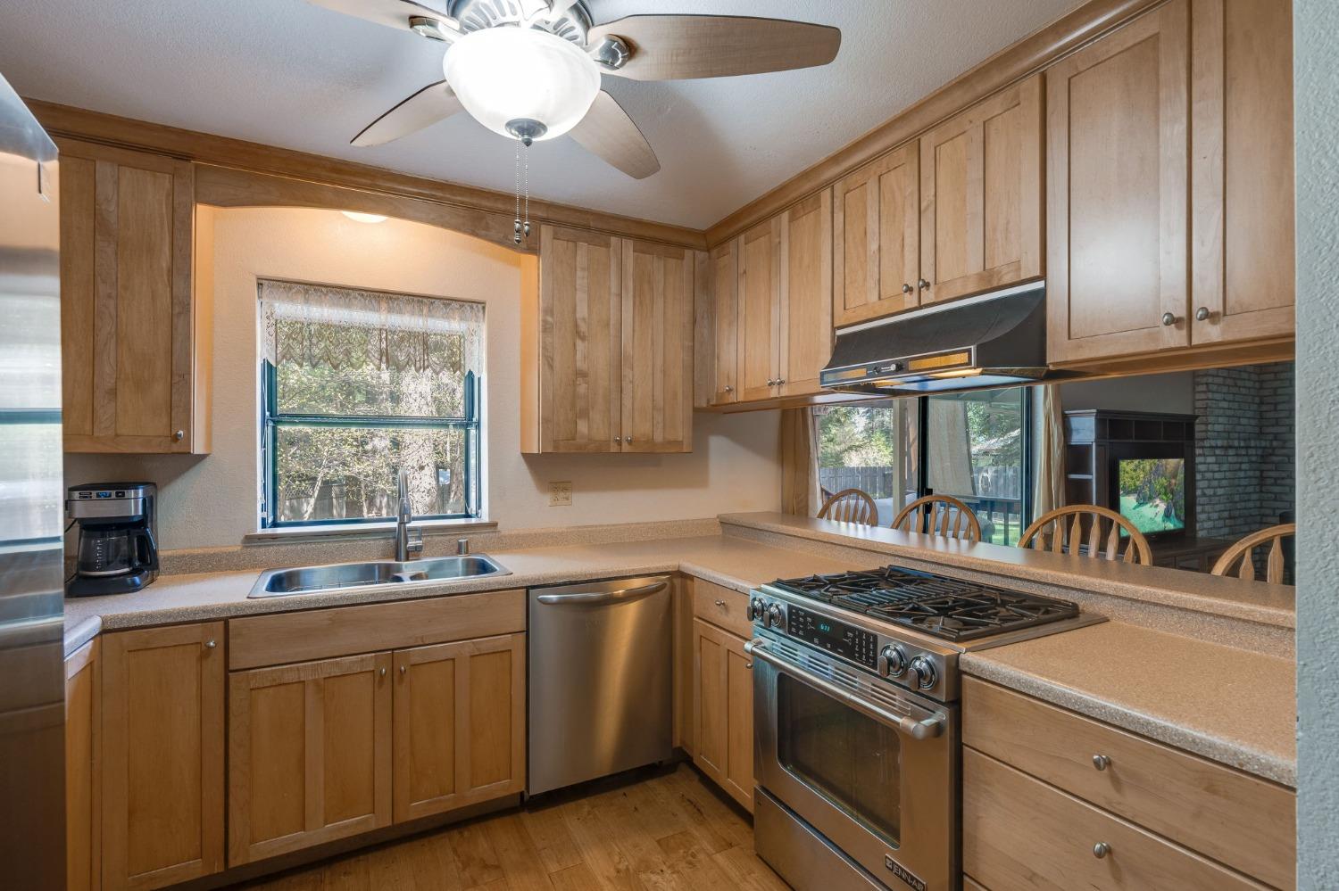 Detail Gallery Image 10 of 42 For 3181 Castlewood Cir, Pollock Pines,  CA 95726 - 4 Beds | 3 Baths