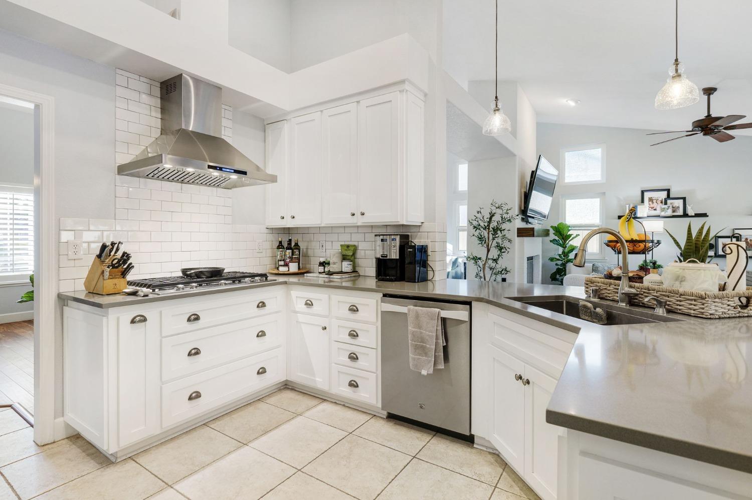 Detail Gallery Image 13 of 29 For 11887 Silver Cliff Way, Gold River,  CA 95670 - 3 Beds | 2 Baths