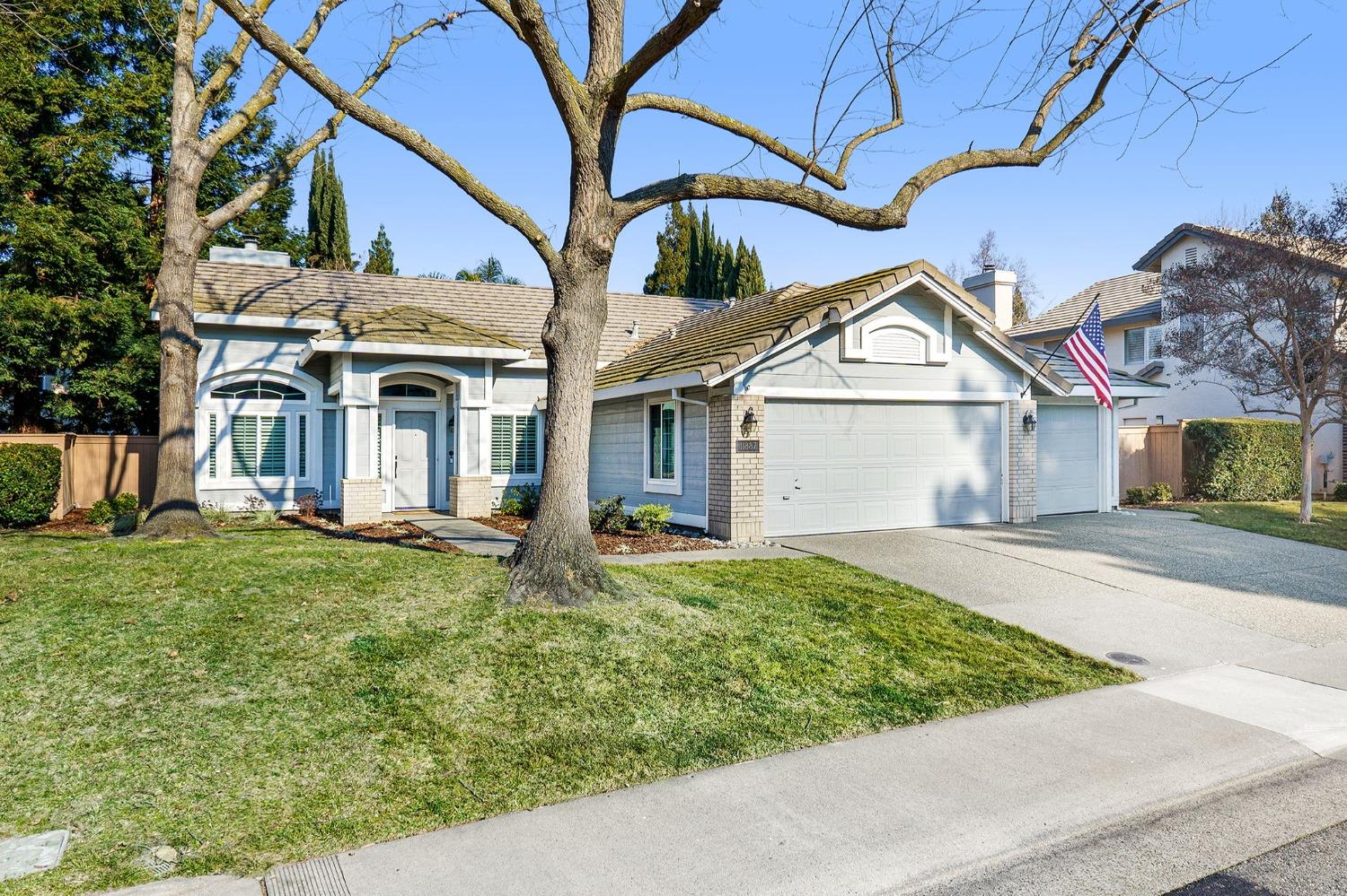 Detail Gallery Image 1 of 29 For 11887 Silver Cliff Way, Gold River,  CA 95670 - 3 Beds | 2 Baths