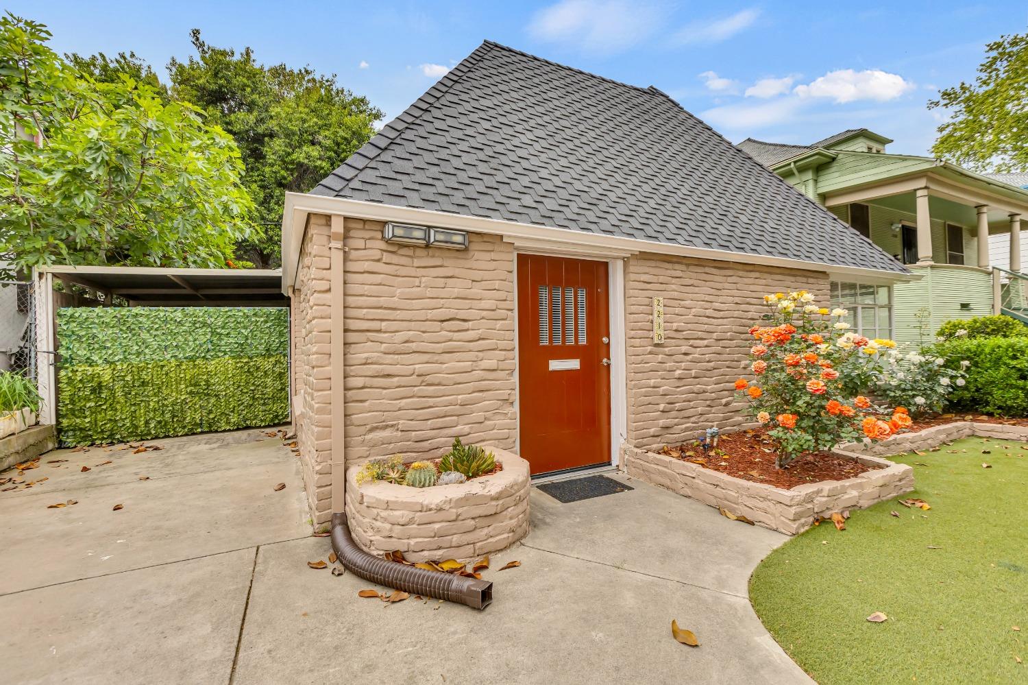 Detail Gallery Image 7 of 48 For 2210 10th Street, Sacramento,  CA 95818 - 2 Beds | 1 Baths