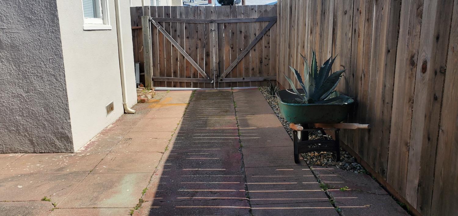 Detail Gallery Image 16 of 18 For 1755 87th Ave, Oakland,  CA 94621 - 2 Beds | 1 Baths