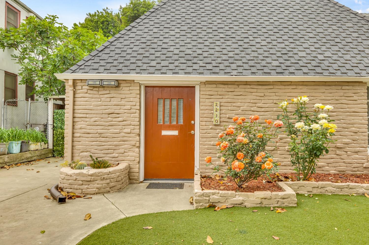 Detail Gallery Image 6 of 48 For 2210 10th Street, Sacramento,  CA 95818 - 2 Beds | 1 Baths