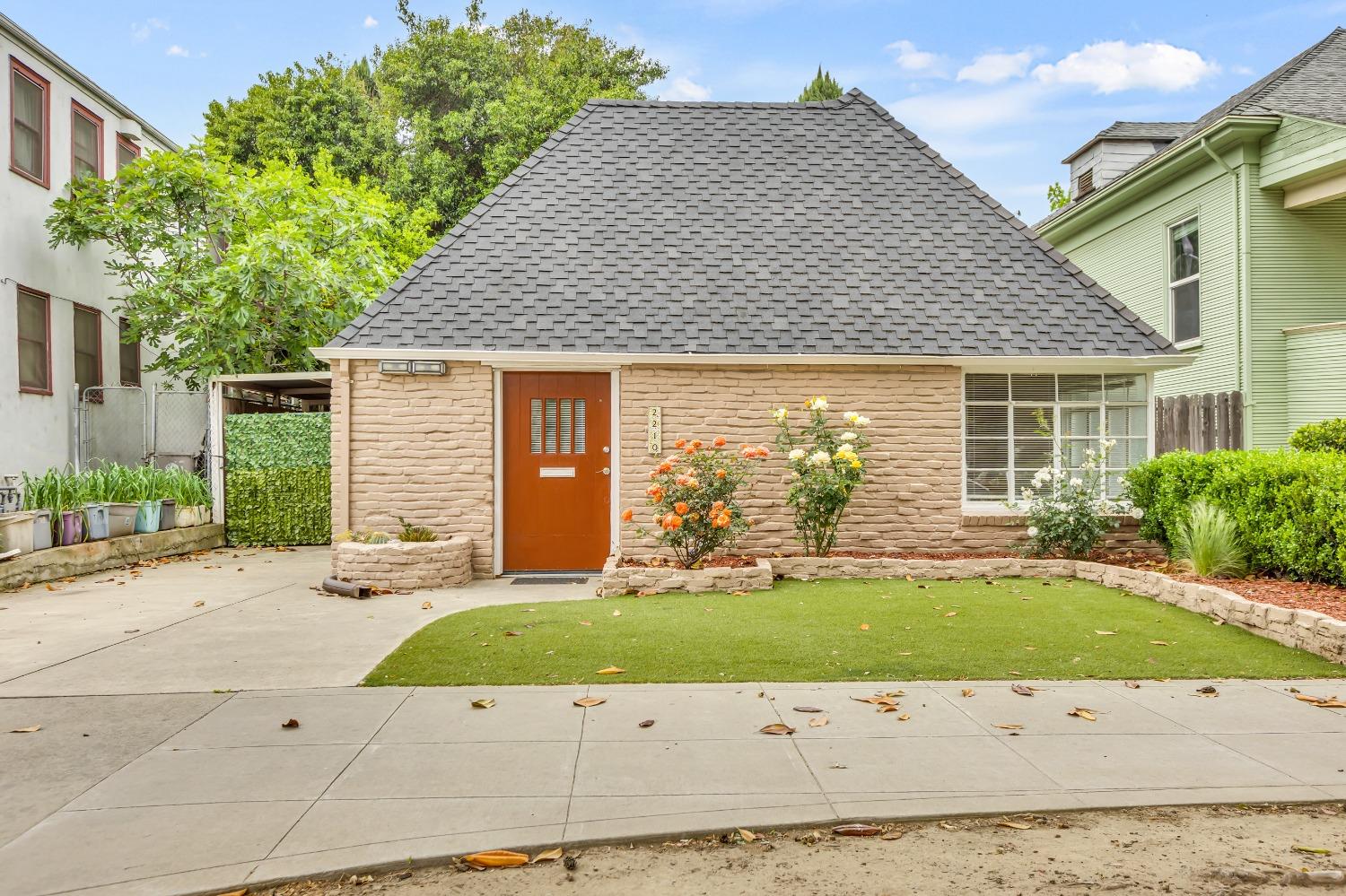 Detail Gallery Image 5 of 48 For 2210 10th Street, Sacramento,  CA 95818 - – Beds | – Baths