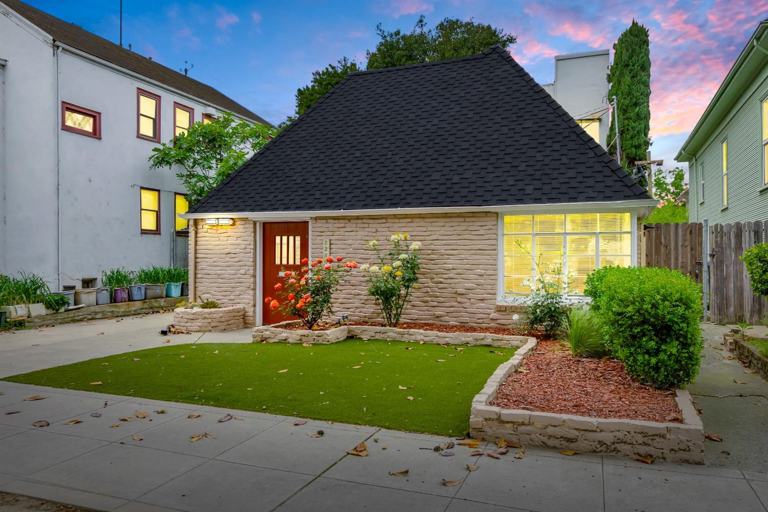 Detail Gallery Image 1 of 48 For 2210 10th Street, Sacramento,  CA 95818 - 2 Beds | 1 Baths