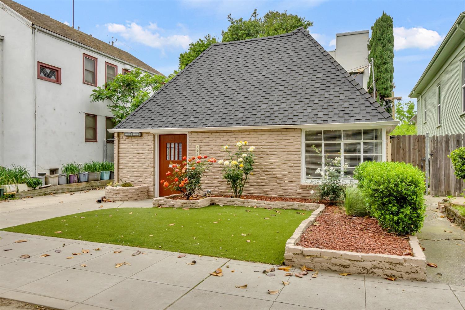 Detail Gallery Image 2 of 48 For 2210 10th Street, Sacramento,  CA 95818 - 2 Beds | 1 Baths