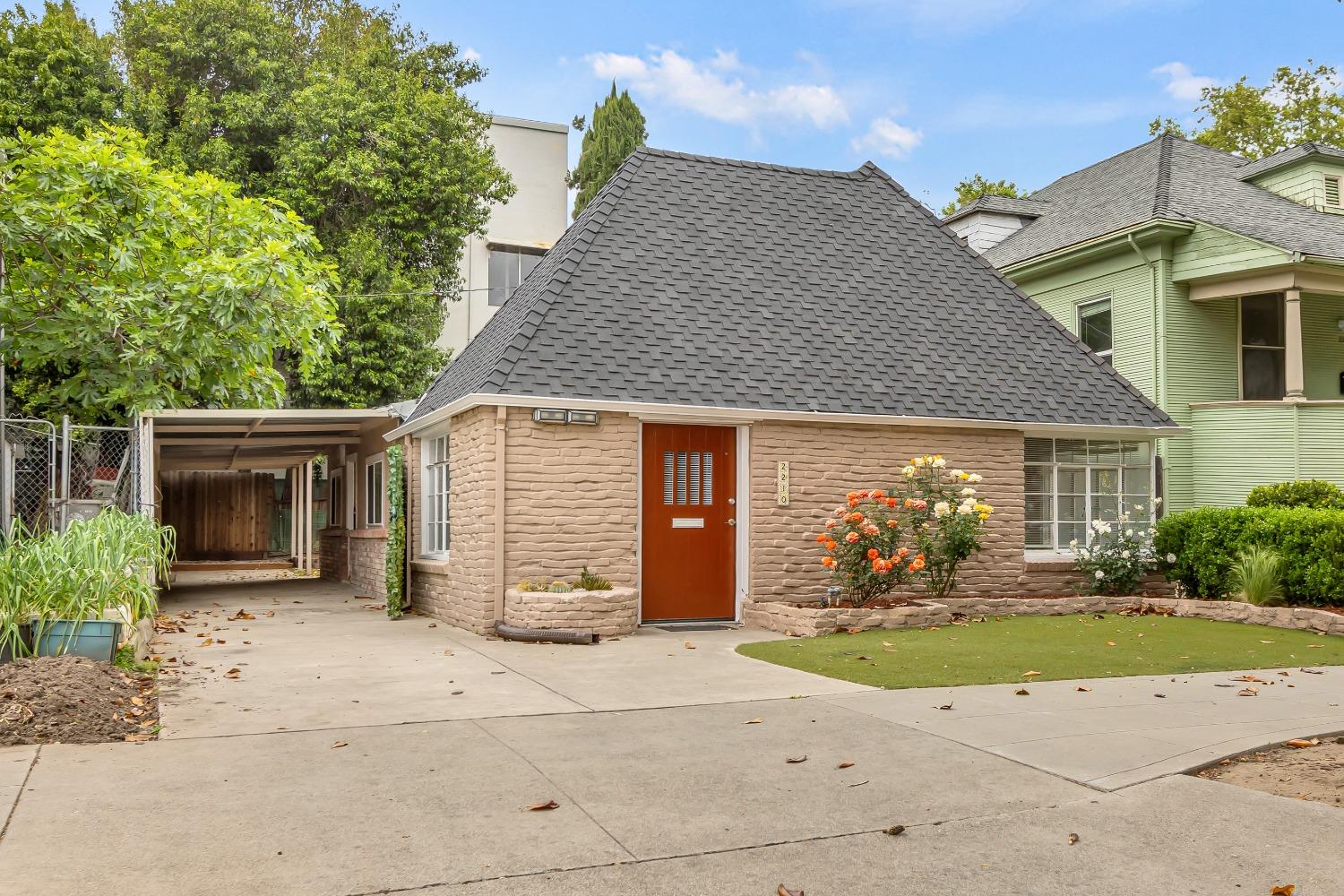 Detail Gallery Image 4 of 48 For 2210 10th Street, Sacramento,  CA 95818 - – Beds | – Baths