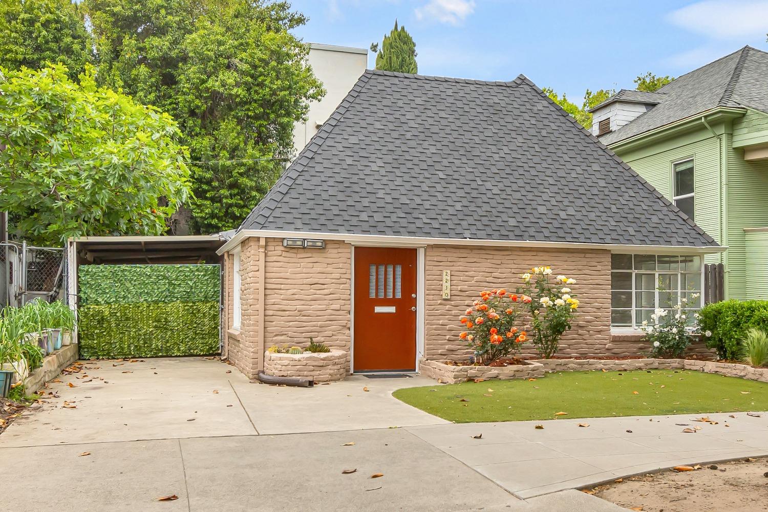 Detail Gallery Image 3 of 48 For 2210 10th Street, Sacramento,  CA 95818 - 2 Beds | 1 Baths