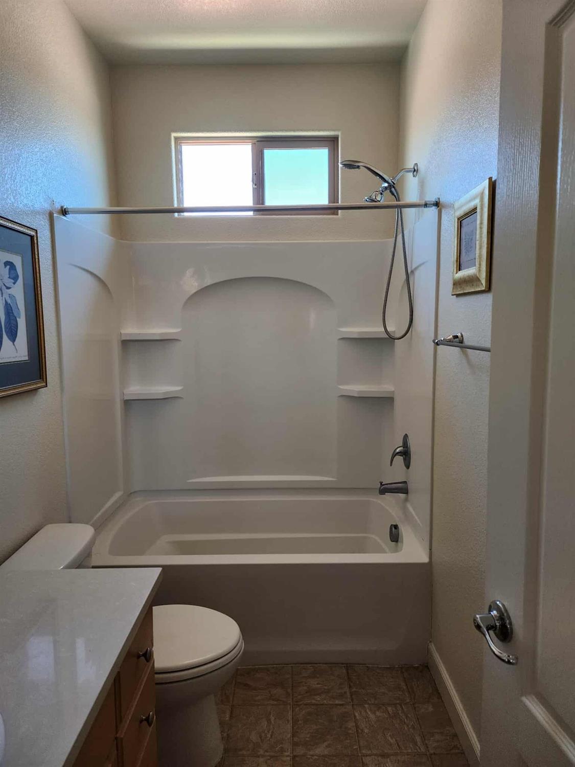 Detail Gallery Image 6 of 15 For 3573 Rapallo Way, Manteca,  CA 95337 - 4 Beds | 3/1 Baths