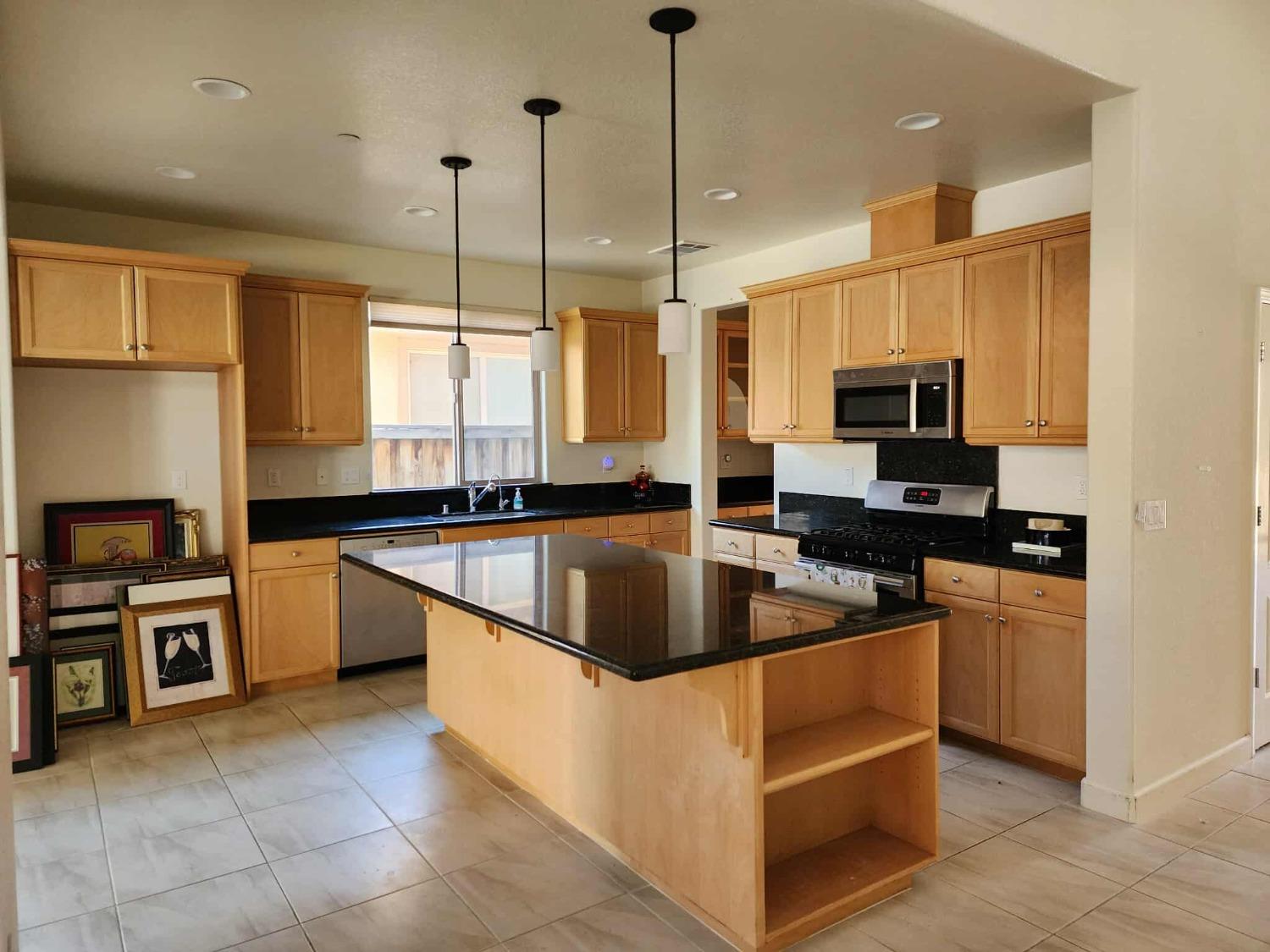 Detail Gallery Image 13 of 15 For 3573 Rapallo Way, Manteca,  CA 95337 - 4 Beds | 3/1 Baths