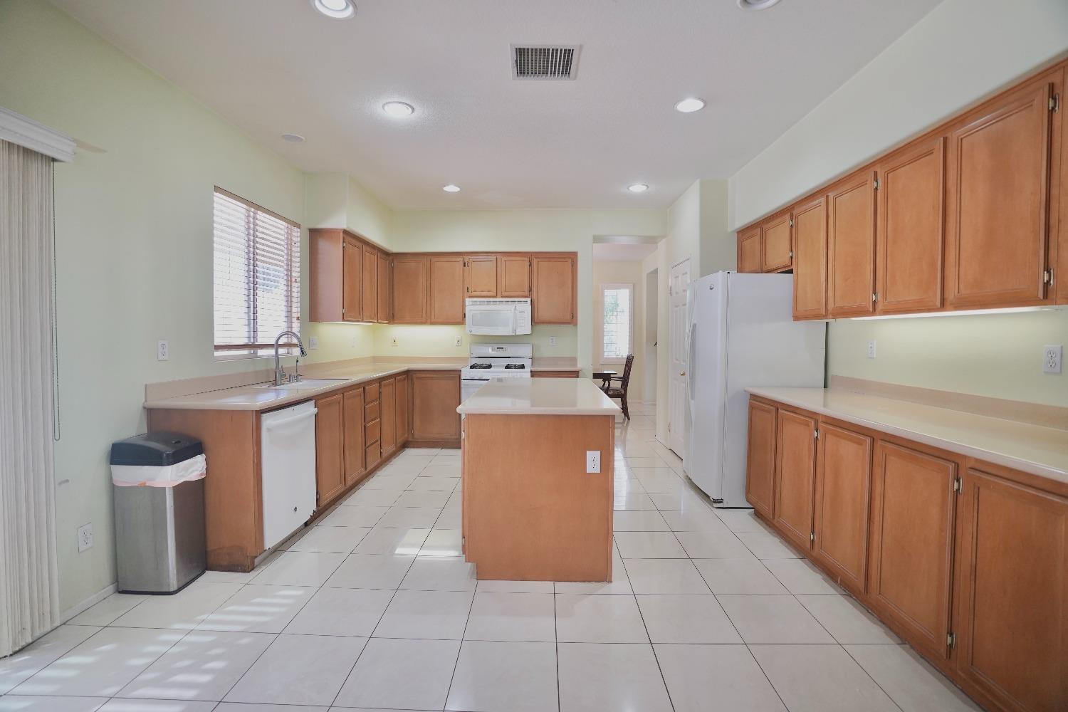 Detail Gallery Image 15 of 69 For 12597 Poinsetta Dr, Riverside,  CA 95203 - 6 Beds | 4 Baths