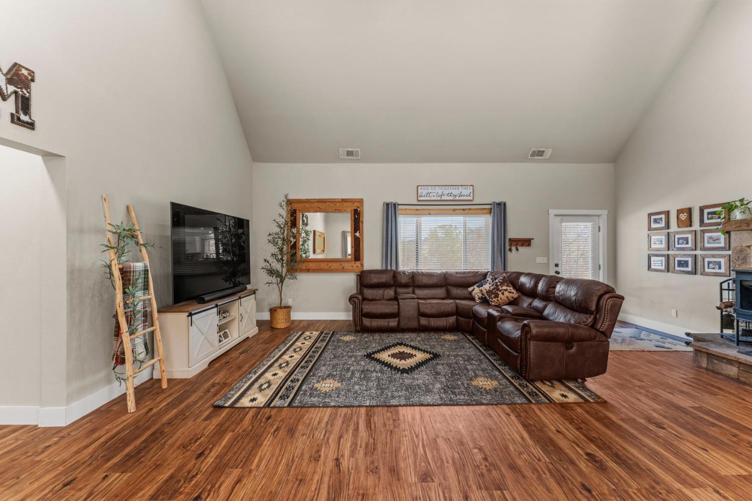 Detail Gallery Image 11 of 75 For 11293 Shadow Ln, Browns Valley,  CA 95918 - 3 Beds | 3 Baths