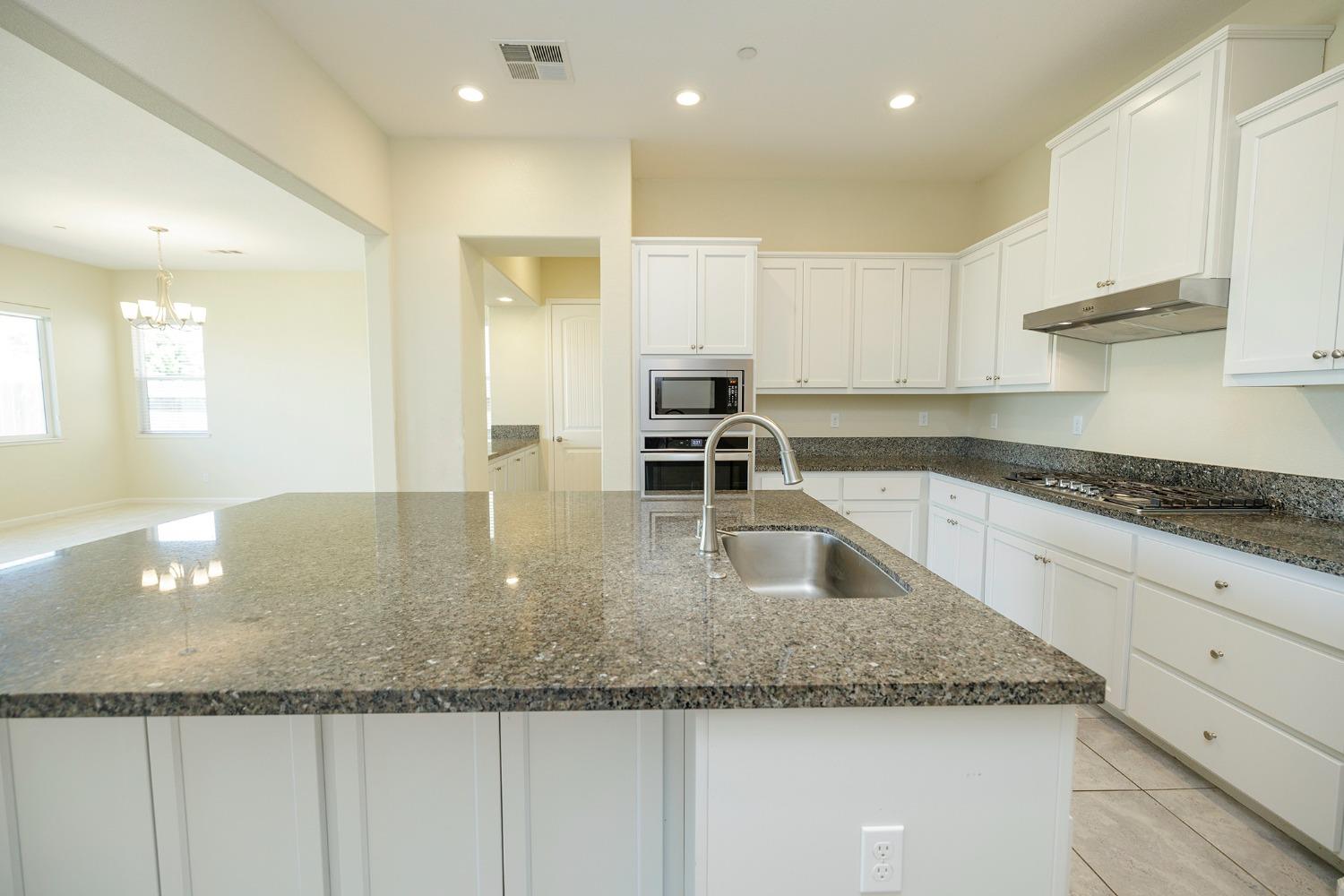 Detail Gallery Image 8 of 37 For 1526 S Deborah Cir, Escalon,  CA 95320 - 4 Beds | 2/1 Baths