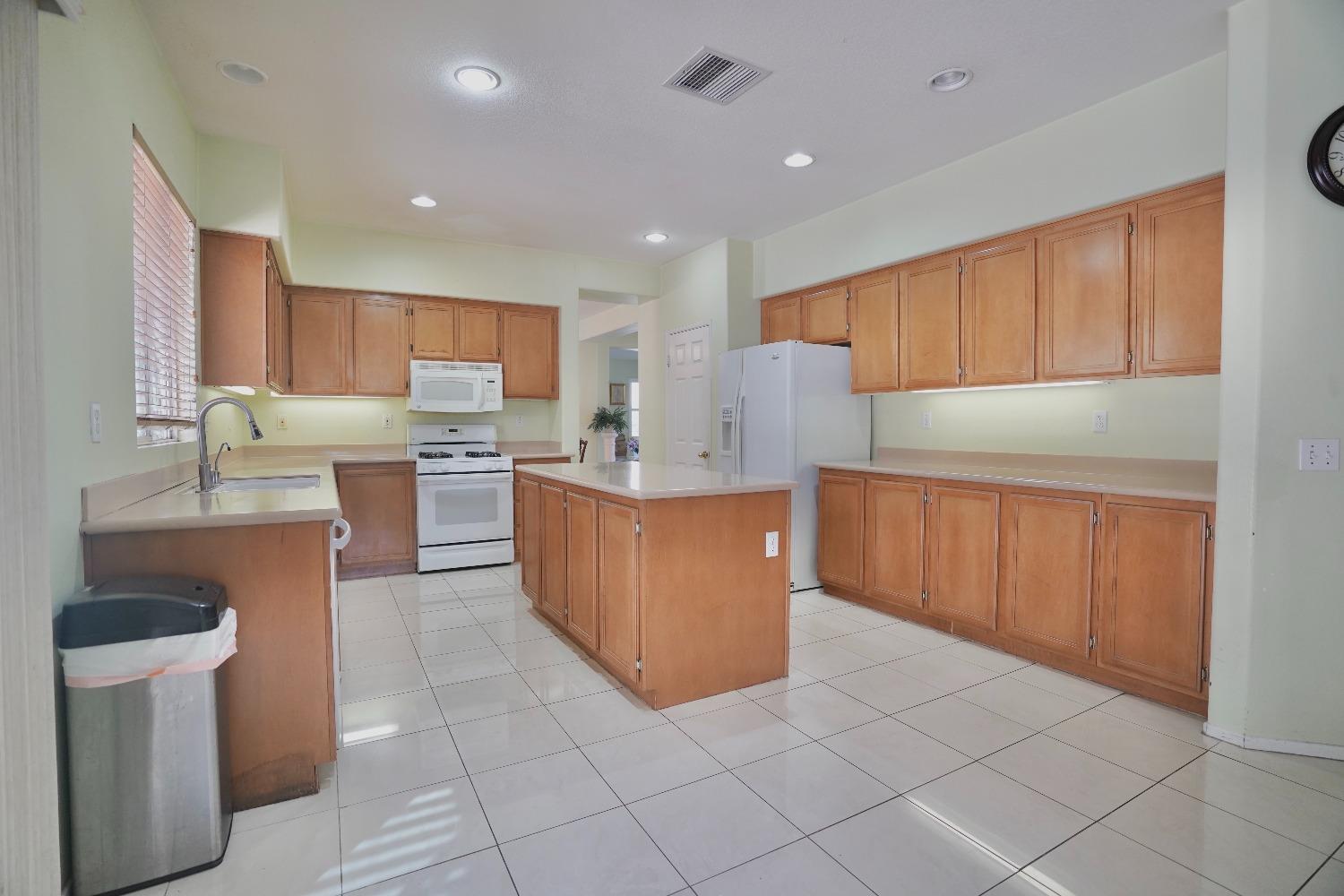 Detail Gallery Image 16 of 69 For 12597 Poinsetta Dr, Riverside,  CA 95203 - 6 Beds | 4 Baths