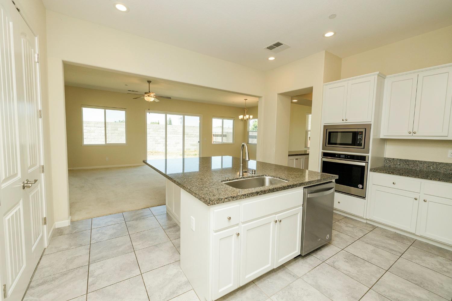 Detail Gallery Image 9 of 37 For 1526 S Deborah Cir, Escalon,  CA 95320 - 4 Beds | 2/1 Baths