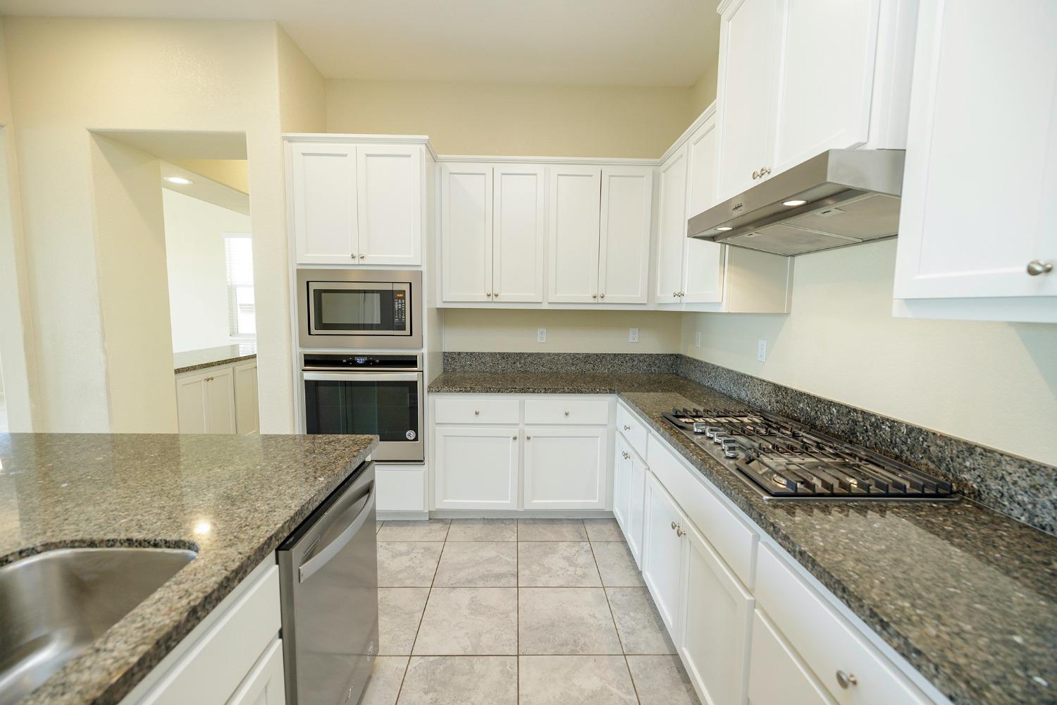 Detail Gallery Image 10 of 37 For 1526 S Deborah Cir, Escalon,  CA 95320 - 4 Beds | 2/1 Baths
