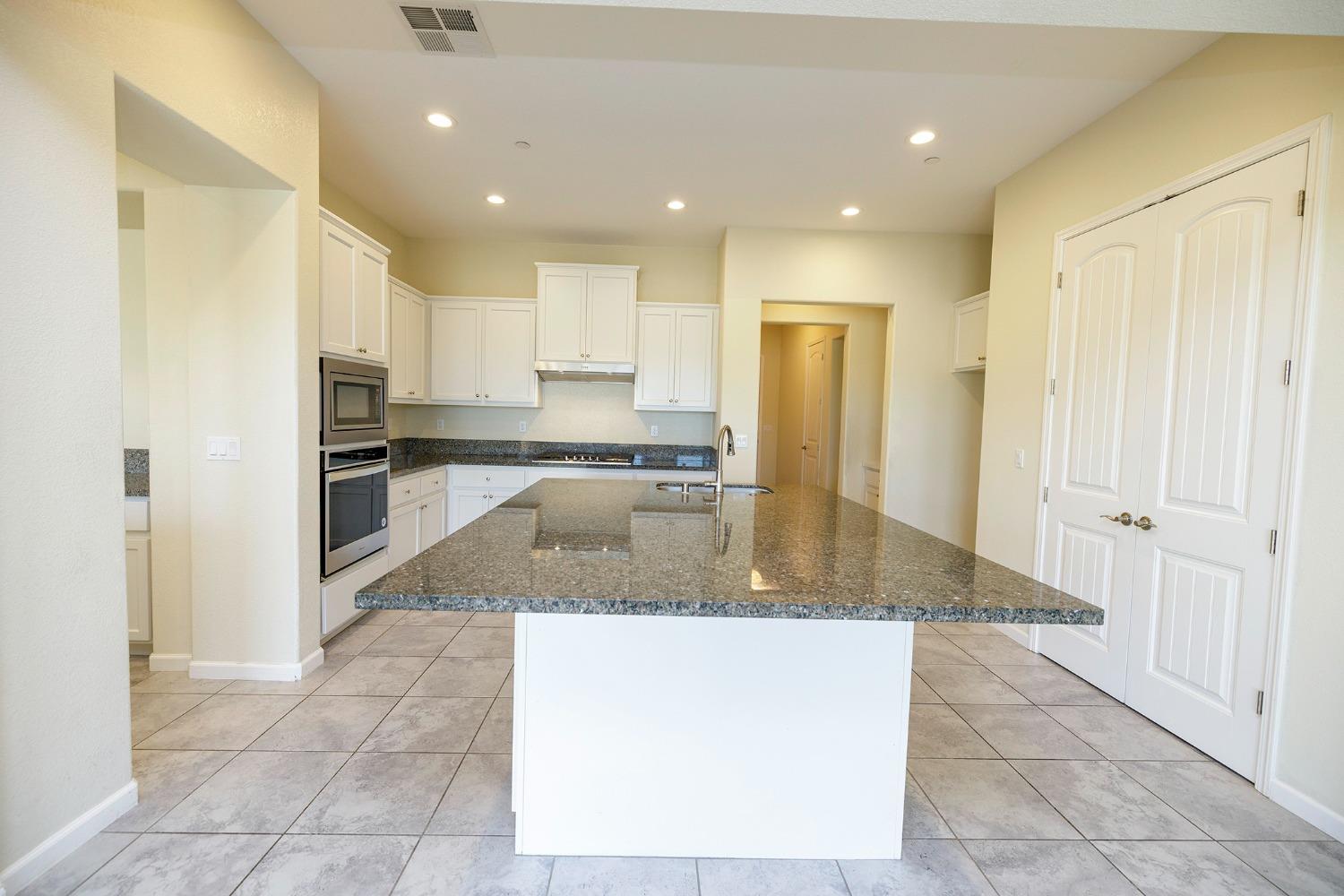 Detail Gallery Image 7 of 37 For 1526 S Deborah Cir, Escalon,  CA 95320 - 4 Beds | 2/1 Baths