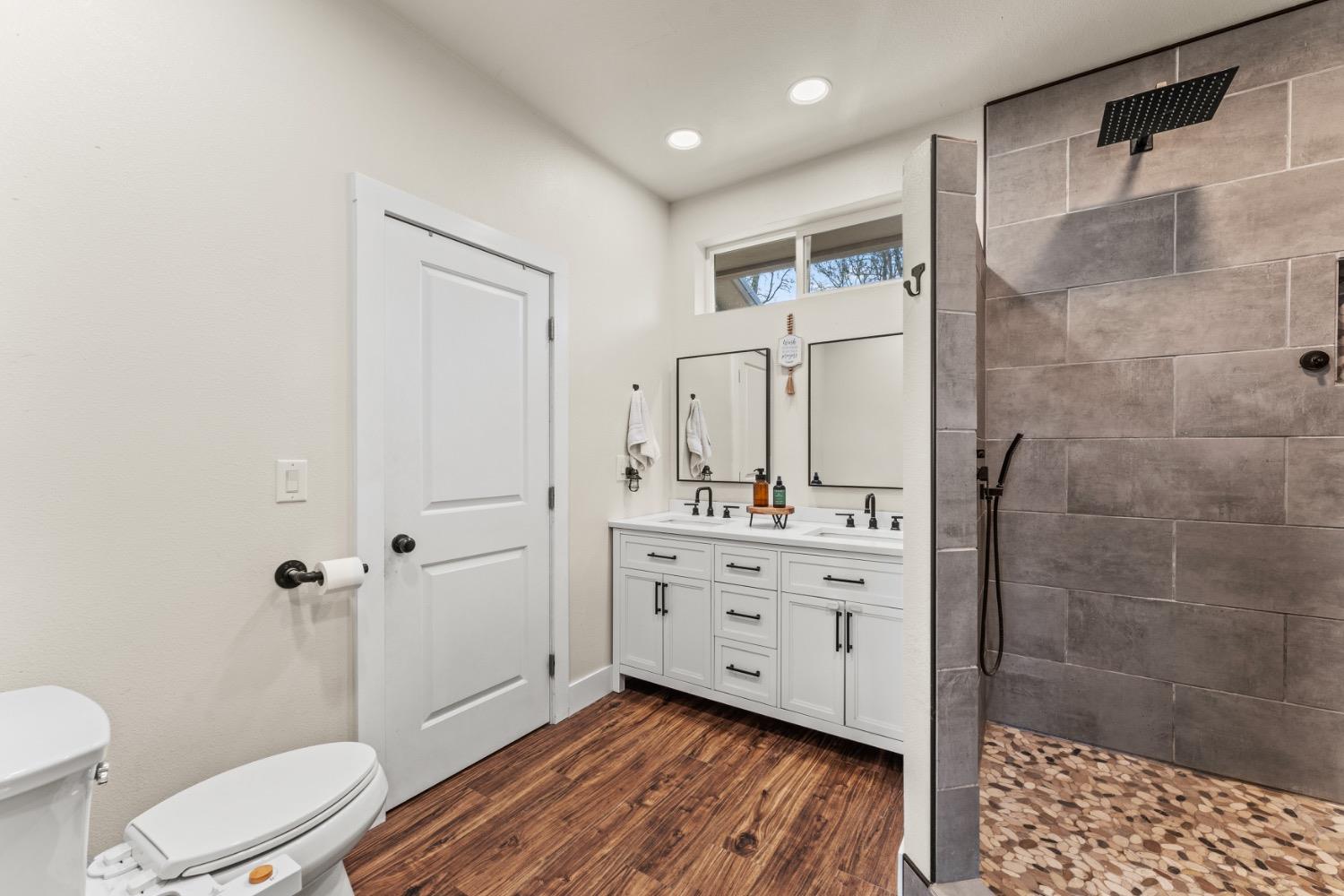 Detail Gallery Image 17 of 75 For 11293 Shadow Ln, Browns Valley,  CA 95918 - 3 Beds | 3 Baths