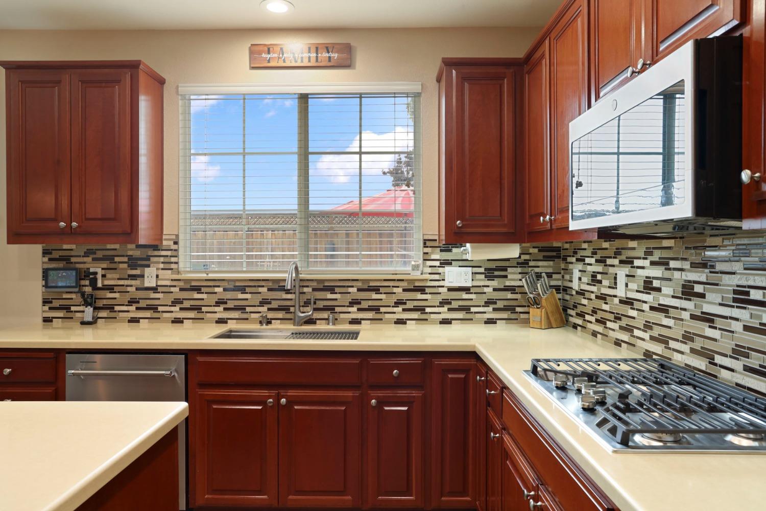 Detail Gallery Image 14 of 72 For 1321 Tulloch Dr, Tracy,  CA 95304 - 4 Beds | 3 Baths
