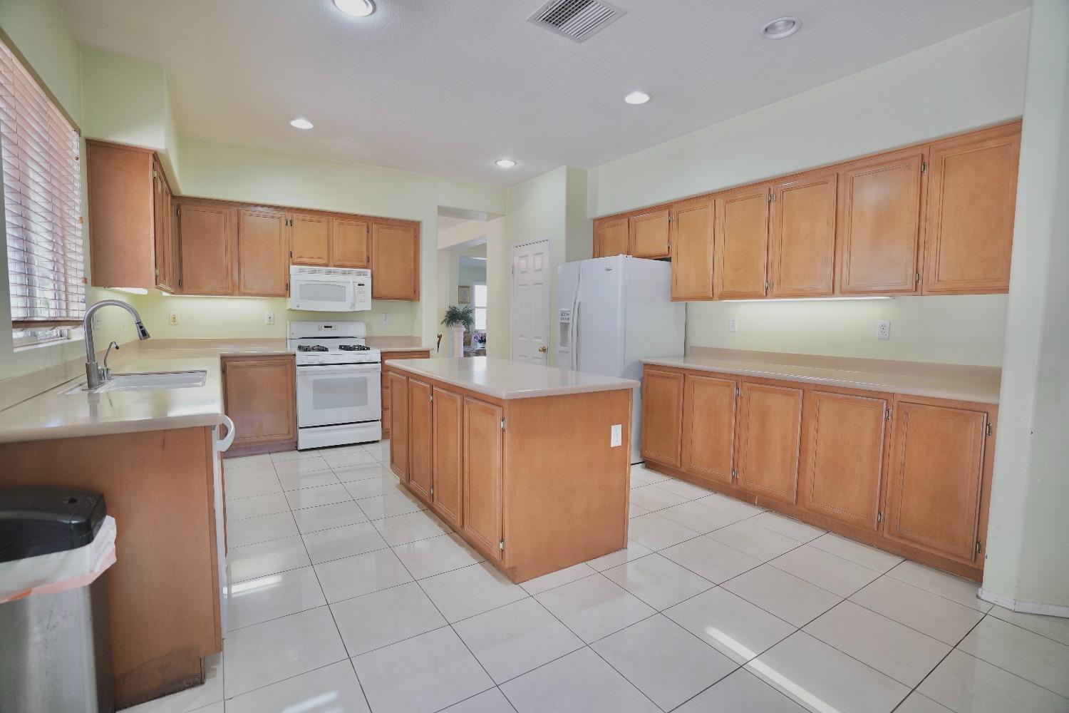 Detail Gallery Image 31 of 69 For 12597 Poinsetta Dr, Riverside,  CA 95203 - 6 Beds | 4 Baths