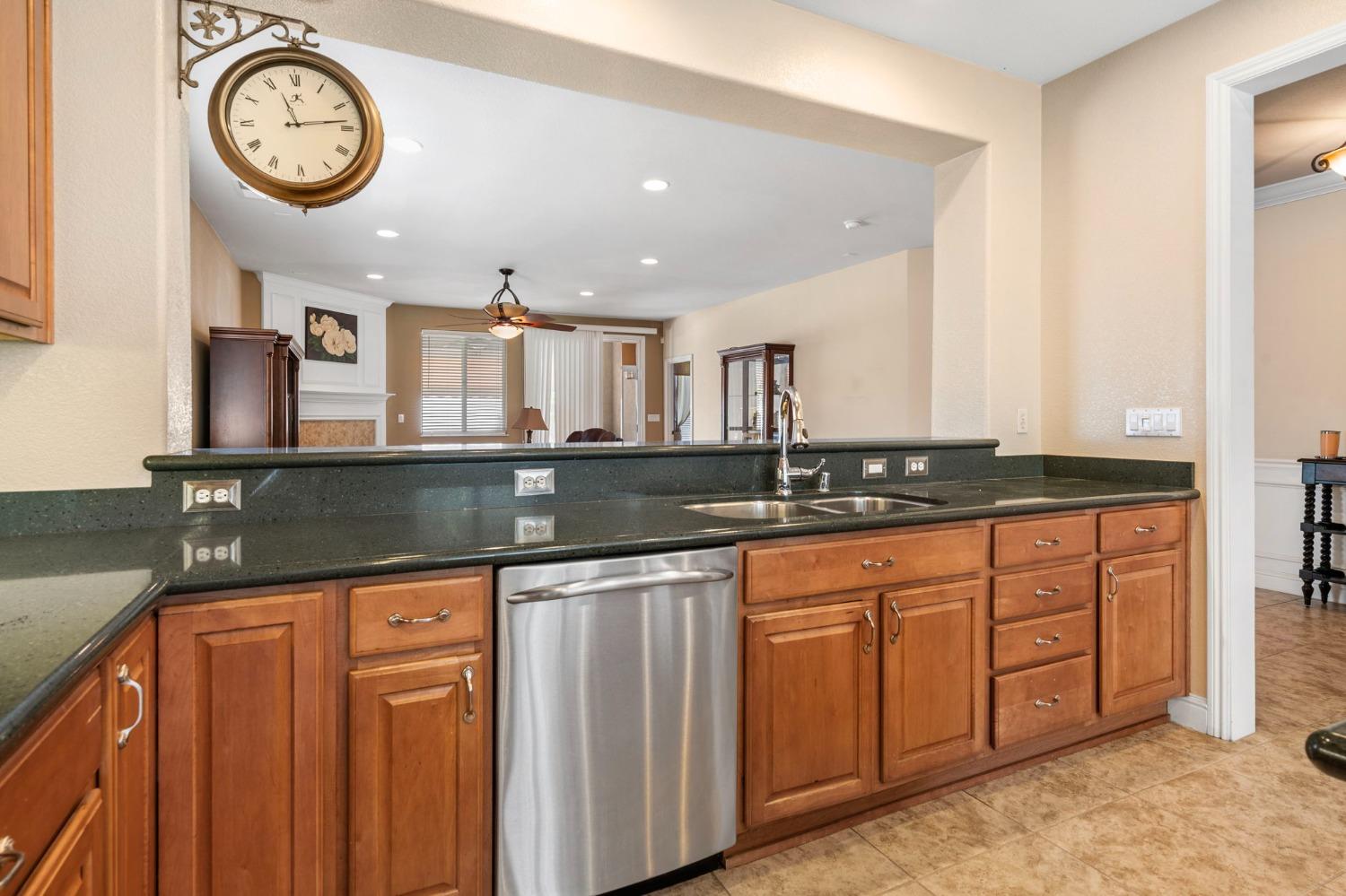 Detail Gallery Image 12 of 67 For 2337 Ashbrooke Ln, Manteca,  CA 95336 - 3 Beds | 2 Baths